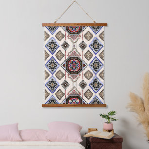 Tapisserie Suspendue Luxe monochrome et médaillon tribal ocre