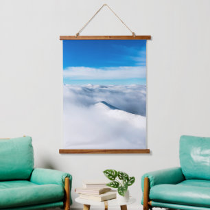 Tapisserie Suspendue Montagne d'hiver enneigée dans les nuages
