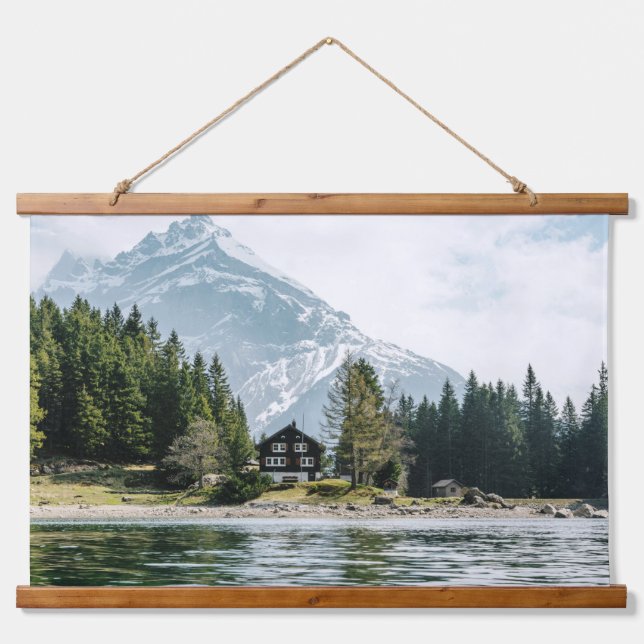 Tapisserie Suspendue Mountain Retreat – Lakeside Cabin Serenity (Devant)
