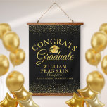 Tapisserie Suspendue Noir Et Or Congrats Graduate Graduate<br><div class="desc">Un élégant gardien de graduation avec les détails de votre grand ensemble dans la typographie chic sur un arrière - plan parties scintillant noir et or. Conçu par Thisisnotme©</div>