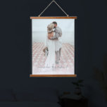 Tapisserie Suspendue Nouvelles mariées Photo Se souvenir de ce moment M<br><div class="desc">Les Nouveaux Mariés Photo Se Souviennent De Ce Moment Mariage. Remplacez simplement l'exemple de photo par votre préféré d'orientation portrait et de haute résolution. Romantique dicton Se souvenir de ce moment est dans un élégant script fixe en bas. Vous pouvez modifier la couleur de ce texte si nécessaire pour mieux...</div>