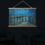 Tapisserie Suspendue Nuit étoilée sur le Rhône | Vincent van Gogh<br><div class="desc">Starry Night Over the Rhône (1888) de Vincent van Gogh est un tableau post-impressionniste fascinant qui saisit une vue sereine de la nuit sur le Rhône à Arles, en France. L'oeuvre présente un ciel bleu profond orné d'étoiles dorées chatoyantes et de leurs réflexions sur l'eau. Au premier plan, deux figures...</div>
