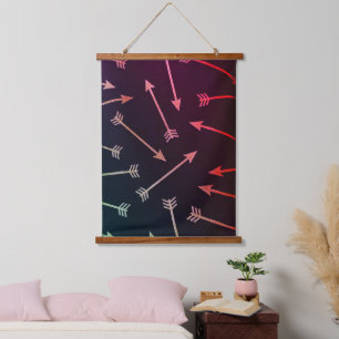 Tapisserie Suspendue Œuvre d'art fléchée, teintes roses sur fond noir