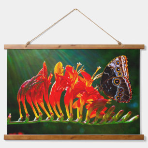 Tapisserie Suspendue Papillon morpho bleu sur fleurs de Crocosmia Lucif