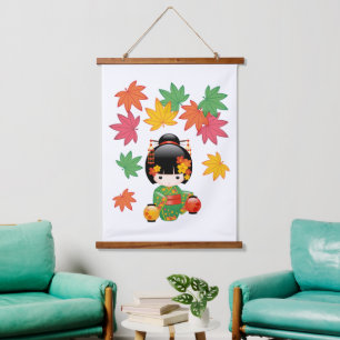 Tapisserie Suspendue Poupée Kokeshi d'automne - Fille Geisha en Kimono