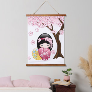 Tapisserie Suspendue Poupée Kokeshi de printemps - Jolie fille geisha j