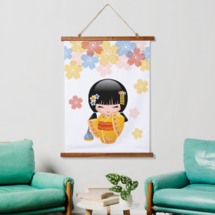 Tapisserie Suspendue Poupée Kokeshi d'été - Fille Geisha en Kimono Jaun