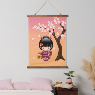 Tapisserie Suspendue Poupée Kokeshi Sakura - Fille Geisha sur Pêche