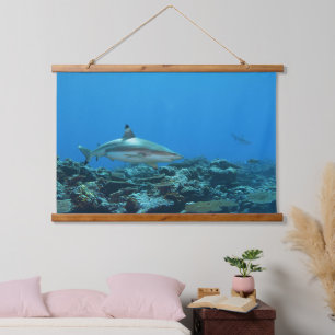 Tapisserie Suspendue Requin à pointes noires sur un récif corallien de 