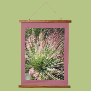 Tapisserie Suspendue Rose Pâle et Gazon de Muhly Photographique Vert