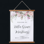 Tapisserie Suspendue Rose Rose Floral Première communion Bienvenue<br><div class="desc">De beaux roses créent un magnifique signe de bienvenue de la Première Sainte Communion sur une tapisserie de keepsaké. Un bel agencement de roses roses rousses avec des vignes et des feuilles assortis en font un design floral très moderne. Il a un peu l'air de Boho Chic, à cause des...</div>