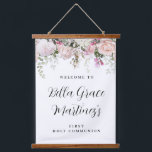 Tapisserie Suspendue Rose Rose Floral Première communion Bienvenue<br><div class="desc">De beaux roses créent un magnifique signe de bienvenue de la Première Sainte Communion sur une tapisserie de keepsaké. Un bel agencement de roses roses rousses avec des vignes et des feuilles assortis en font un design floral très moderne. Il a un peu l'air de Boho Chic, à cause des...</div>