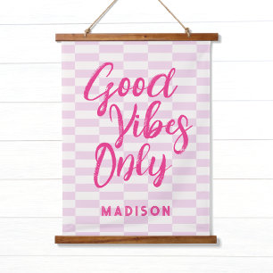 Tapisserie Suspendue Script rose Good Vibes + Motif avec nom Ado
