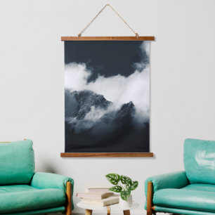 Tapisserie Suspendue Sombres et montagnes enveloppées de nuages