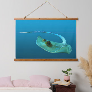 Tapisserie Suspendue Stingray in motion! Gradient blue background | 