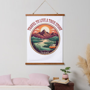 Tapisserie Suspendue Travel Real Story Tee — Pas de faux badge de voyag