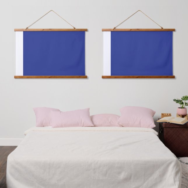 Tapisserie Suspendue Un décor bleu vif avec un carré blanc propre (Chambre à coucher)