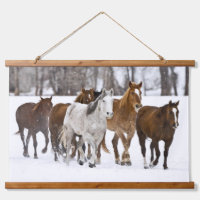 Un paysage hivernal de chevaux au galop