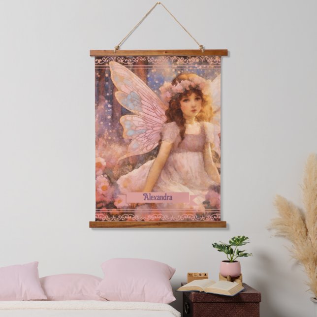 Tapisserie Suspendue Whimsical Fairy in Dreamy Pink Floral Garden (Chambre à coucher)