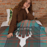 Tartan Plaid Clan Wilson Family Lake House<br><div class="desc">Nom de famille,  emplacement et année établie Wilson orange turquoise plaid avec la tête de cerf silhouette Sherpa Blanket</div>