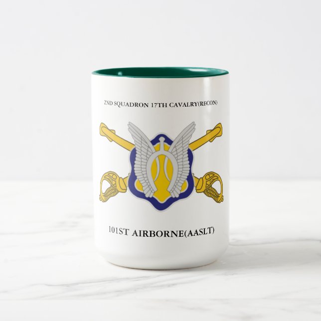 TASSE 2 COULEURS 2E SQUADRON 17E CAVALRY(RECON) 101E AÉROPORT  (Centre)