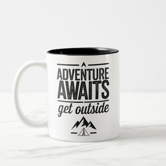 Tasse 2 Couleurs Adventure Awaits Get Outside Typography Design (Gauche)