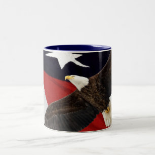 Tasse 2 Couleurs Aigle en vol au-dessus du drapeau américain