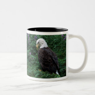 Tasse 2 Couleurs Alaska, île Unalaska Pygargue à tête blanche parmi