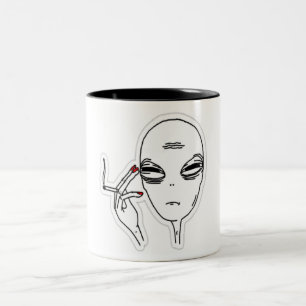 Tasse 2 Couleurs Alien fumeur fou avec ongles rouges