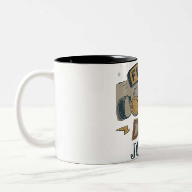 Tasse 2 Couleurs Alimenté par le café et les blagues de DAD (Gauche)