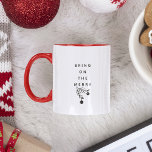 Tasse 2 Couleurs Amène sur Joyeux Noël Fêtes Amusantes<br><div class="desc">Amusante lecture de tasse de vacances APPORTEZ SUR LE MERRY avec un mistletoe minimaliste ci-dessous. La conception simple de typographie en fait un cadeau élégant et mignon petite amie!</div>