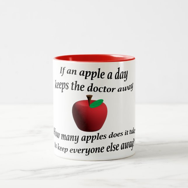 Tasse 2 Couleurs Apple par jour garde le médecin loin (Centre)