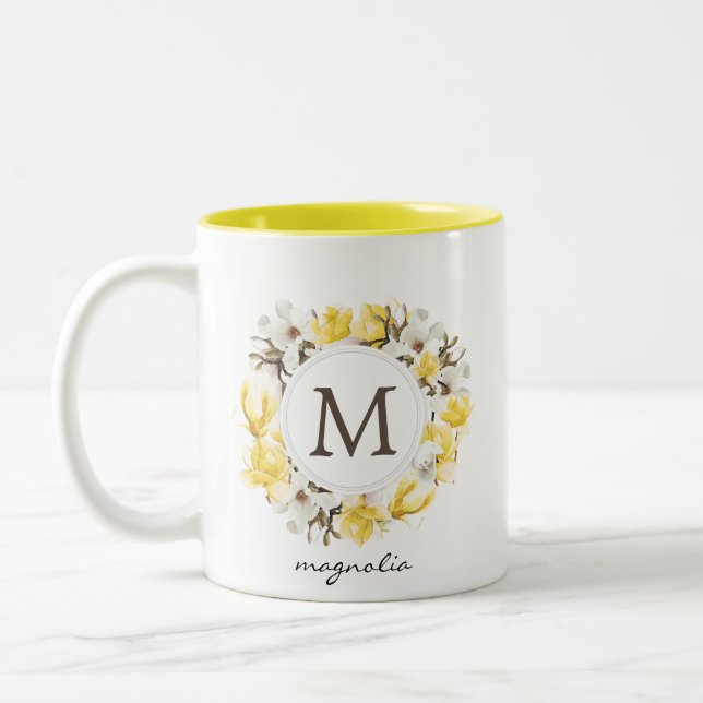 Tasse 2 Couleurs Aquarelle Magnolia jaune Monogramme de couronne (Gauche)