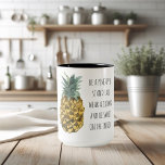 Tasse 2 Couleurs Aquarelle moderne ananas et citation amusante posi<br><div class="desc">Aquarelle moderne ananas et citation amusante positive</div>