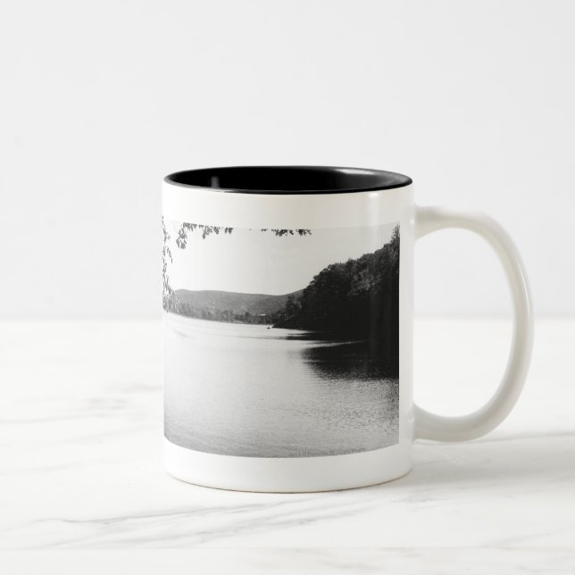 Tasse 2 Couleurs Arbres par la rivière B&W (Droit)