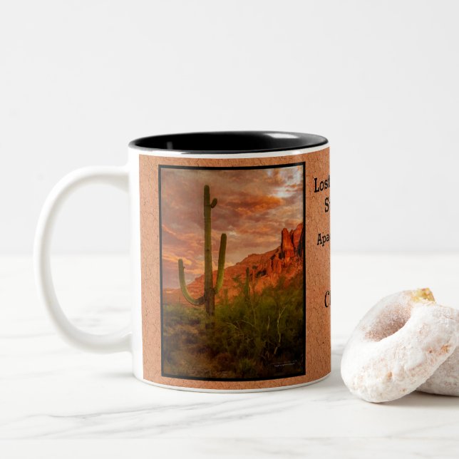 Tasse 2 Couleurs Arizona Superstition Mountain Sunset Saguaro Cactu (Avec donut)