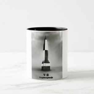 Tasse 2 Couleurs Arme de représailles V2 Rocket B&W style vintage.