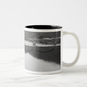 Tasse 2 Couleurs Asie, Japon, Iwakuni. Pêcheurs et pont historique