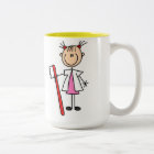 Assistant dentaire avec la brosse à dents