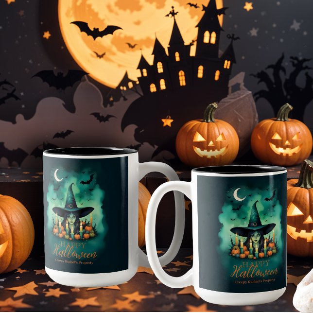 Tasse 2 Couleurs Attractive & Mystical Halloween Witch Conjures (Attractive & Mystical Halloween Witch Conjures Enchanting Spells Amid Glowing Candles Mugs.)