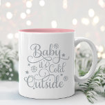 Tasse 2 Couleurs Baby Son Froid Hors Gris Script Holiday<br><div class="desc">Conception de tasse de café de vacances avec "Baby It's Cold Outside" script moderne couleur gris écriture typographie design avec des accents étoile et flocon de neige.</div>