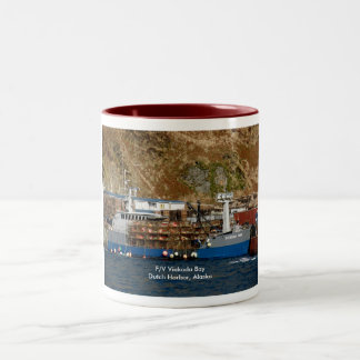Tasse 2 Couleurs Baie de Viekoda, bateau de crabe dans le port