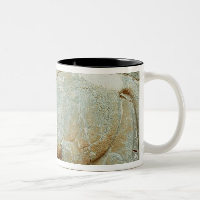 Tasse 2 Couleurs Bas-soulagement d'un taureau anthropomorphe (Droit)