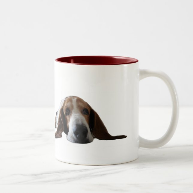 Tasse 2 Couleurs Basset Hound se couchant (Droit)
