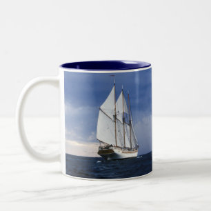 Tasse 2 Couleurs Bateau de navigation sur la mer baltique
