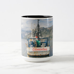 Tasse 2 Couleurs Bateau de pêche à la baie pittoresque