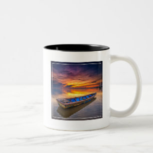 Tasse 2 Couleurs Bateau de pêche à la plage du lever de soleil
