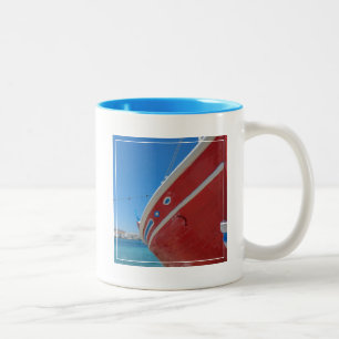 Tasse 2 Couleurs Bateau de pêche dans le port de Mykonos dans