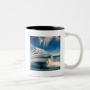 Tasse 2 Couleurs Bateau de puissance entrant dans le port de