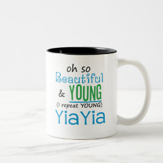 Tasse 2 Couleurs Beau et jeune YiaYia
